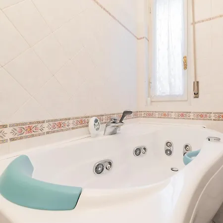 Cappuccini Family & Group 3 Bedrooms Jacuzzi Fast Wi-fi Air Conditioned Tram *